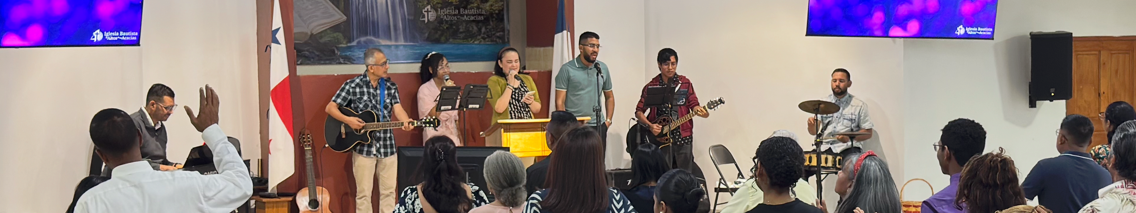Congregación adorando en Iglesia Bautista de Altos de las Acacias