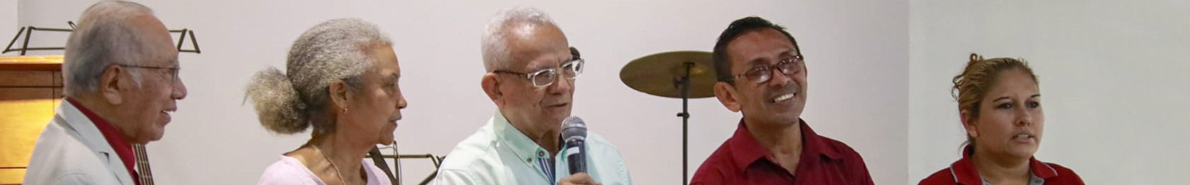 Miembros de la congregación reunidos